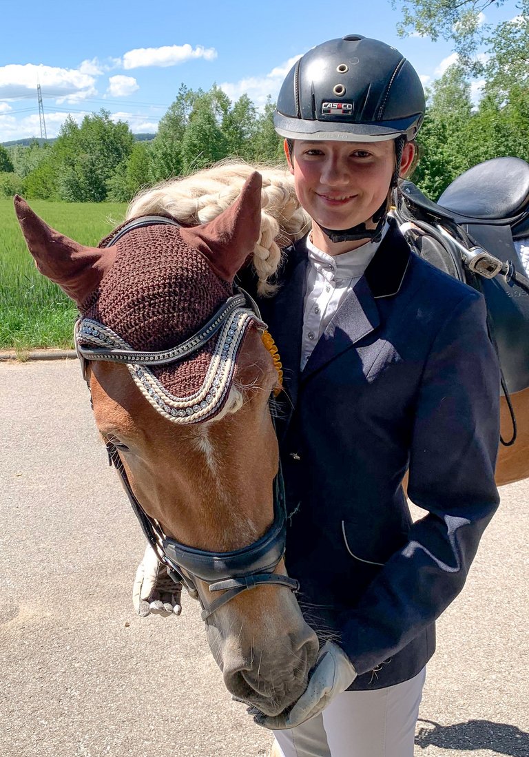 Abiturientin Antonia von der Schulenburg in Turniersituation führt Pferd 